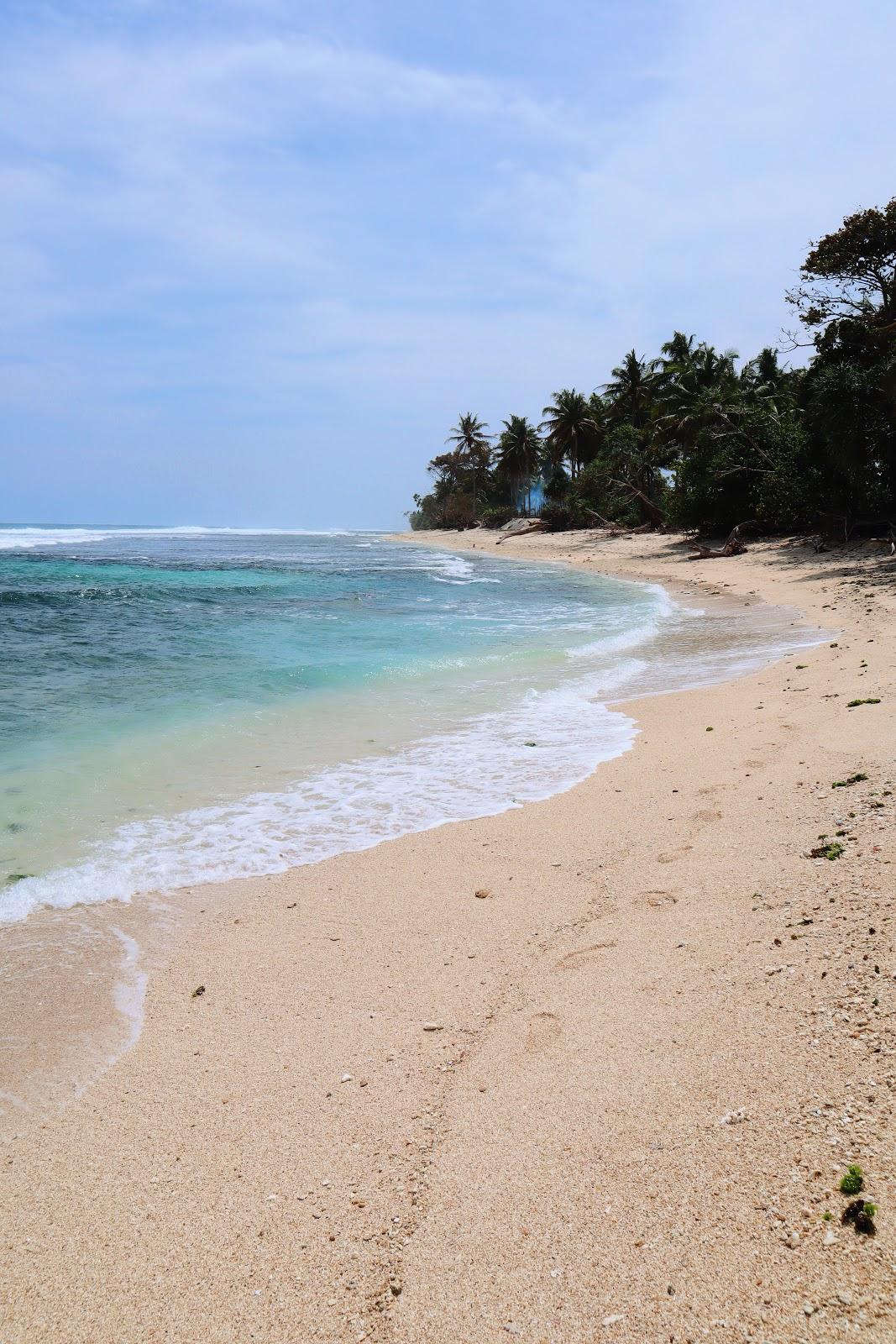 Sandee Pantai Pahlawan Ratu